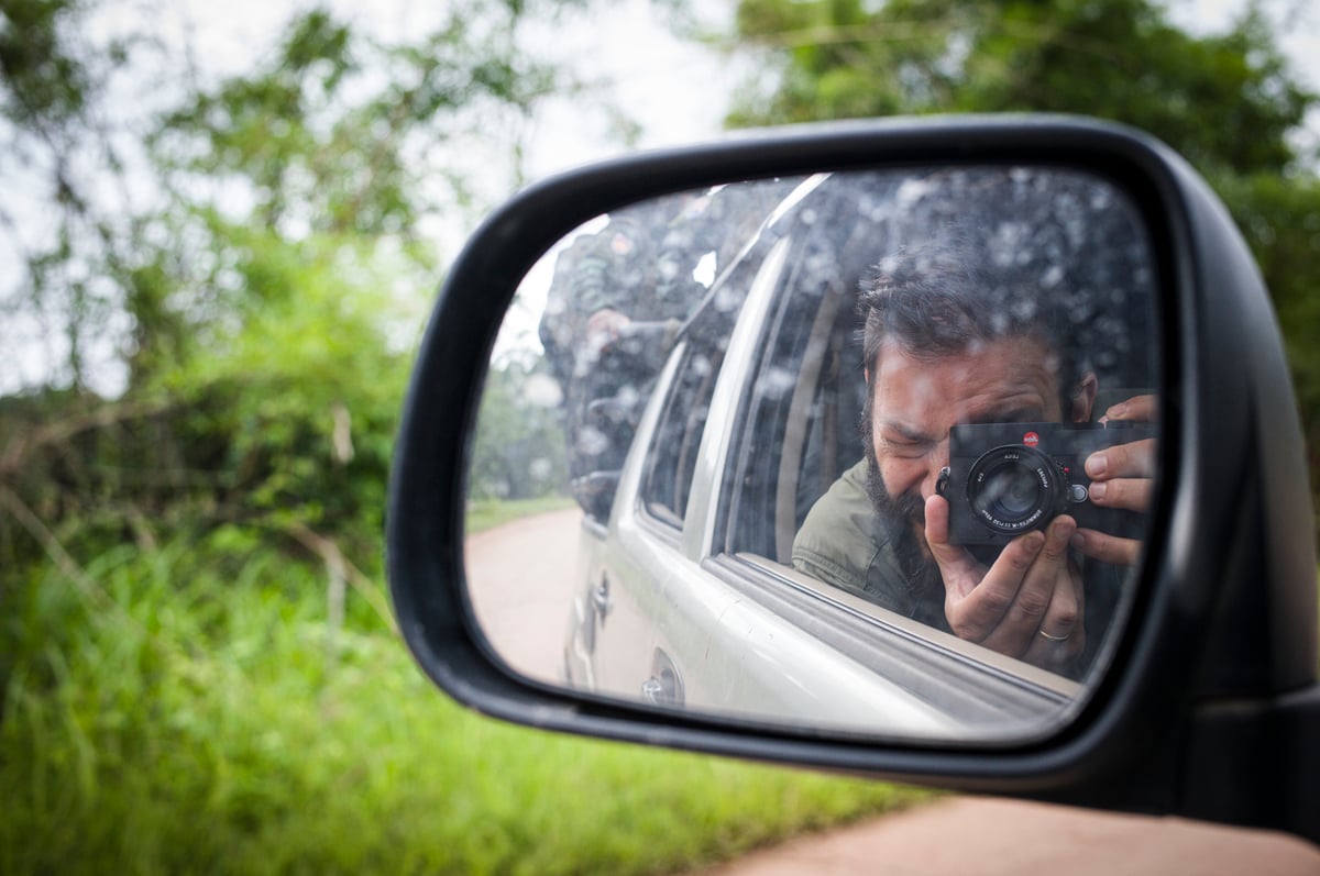 Javier Carbajal reflejado en el retrovisor de un coche, con la cámara frente a la cara.